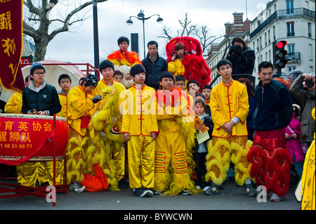 Paris, Frankreich, Belleville Chinatown, Gruppe Asian männliche chinesische Jugendliche in traditionellen Kostümen, feiern "chinesischen Neujahr" Urlaub Spaß Stockfoto