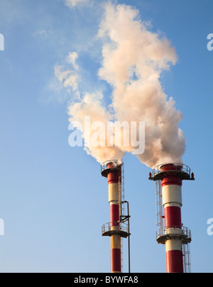 Luftverschmutzung - Rauch aus der Chemiefabrik, die Verschmutzung der Luft Stockfoto