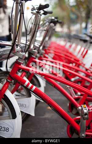 Rack mit kommunalen Fahrräder in der Stadt Barcelona-Spanien Stockfoto