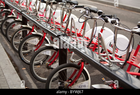 Rack mit kommunalen Fahrräder in der Stadt Barcelona-Spanien Stockfoto
