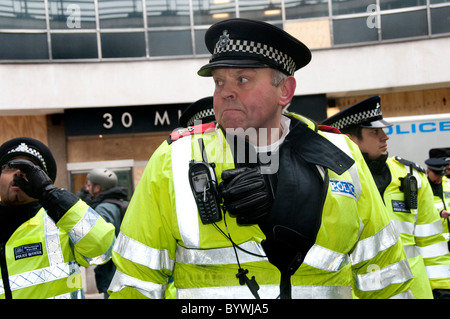 Polizisten im Dienst am Kursteilnehmerprotest Milbank Turm im Zentrum von London Stockfoto