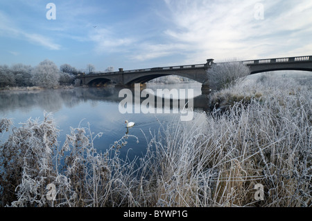 Gunthorpe Brücke in der Nähe von Nottingham, Nottinghamshire, England, überquert den Fluss Trent, an einem kalten und frostigen Wintermorgen. Stockfoto