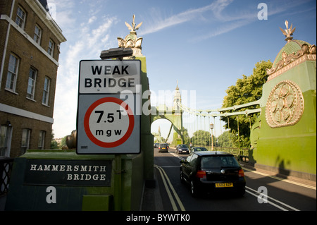 Schwache Brücke Schild an Hammersmith Bridge, London 2010 Stockfoto