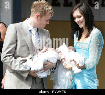 Nicky Byrne von Westlife und seine Frau Georgina an der Kirche von St. Sylvester für die Taufe von ihren Zwillingen, Jay und Rocco Stockfoto