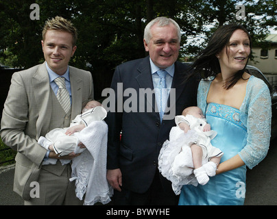 Nicky Byrne mit irischen Taoiseach Bertie Ahern, Georgina Byrne bei der Taufe von Nicky Byrne von Westlife und seiner Frau Stockfoto