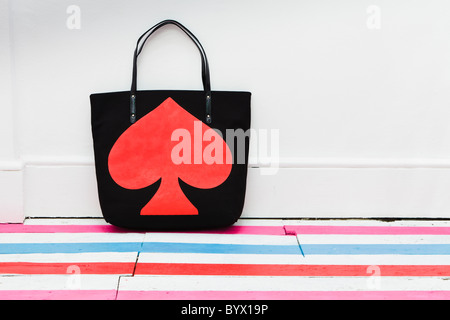 Kate Spade Handtasche im Eingangsbereich ihrer Pop-up-Shop in Covent Garden, London, England Stockfoto