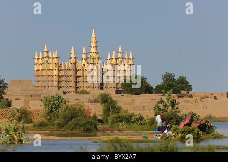 Dorfbewohner vor den beeindruckenden Schlamm erbauten Moschee des Dorfes Saba an den Ufern der "Niger-Binnendelta". Mali Stockfoto