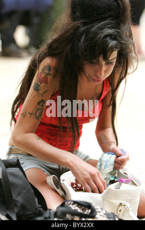 Amy Winehouse den letzten Feinschliff für ihr Haar vor dem Einsteigen in einen Zug am Bahnhof Paddington mit ihrem Mann zu tun, Stockfoto