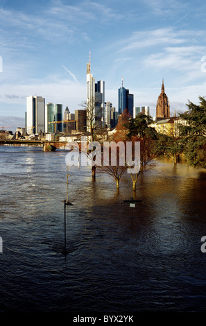 Uferpromenade in der deutschen Stadt Frankfurt Am Main überflutet. Stockfoto