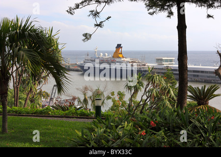 Kreuzfahrtschiff am Kai von Funchal, Madeira Stockfoto