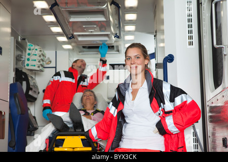 Ambulanz-Team mit Patienten im Bus Stockfoto