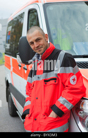 Krankenwagen-Mann vor Trainer, glücklich Stockfoto