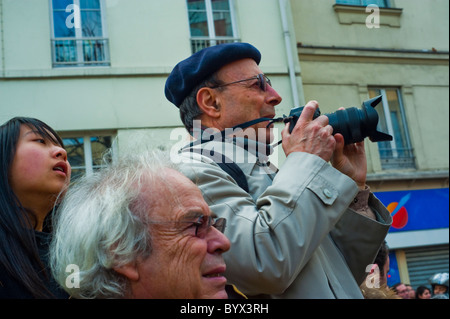 Paris, Frankreich, Straßenszenen, Belleville Chinatown, Mann nimmt Fotos in der chinesischen Neujahrsparade Stockfoto