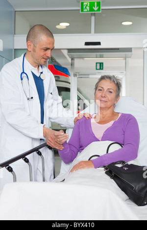 Arzt Womans Puls Stockfoto