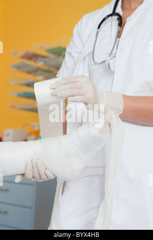 Nahaufnahme von Händen Anwendung eine dressing Stockfoto