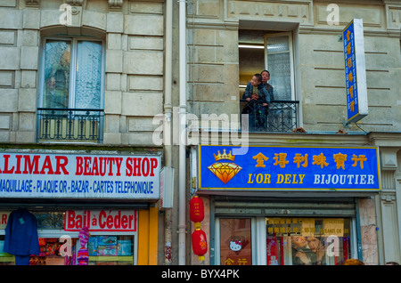 Paris, Frankreich, Straßenszenen, Belleville Ladenfront, Singen, Chinatown, Leute, die das chinesische Neujahr feiern, Vater mit Kindern, die aus der Window City schauen Stockfoto