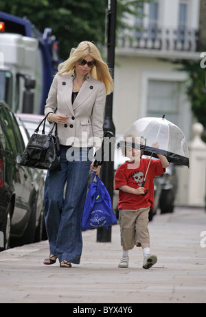 Gibt Claudia Schiffer nimmt ihren Sohn Caspar zur Schule.  Das Supermodel Sohn war für das nasse Wetter vorbereitet, wie er ist Stockfoto