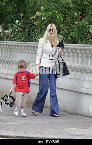 Gibt Claudia Schiffer nimmt ihren Sohn Caspar zur Schule.  Das Supermodel Sohn war für das nasse Wetter vorbereitet, wie er ist Stockfoto