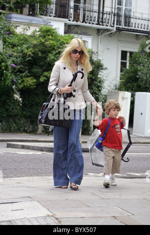 Gibt Claudia Schiffer nimmt ihren Sohn Caspar zur Schule.  Das Supermodel Sohn war für das nasse Wetter vorbereitet, wie er ist Stockfoto