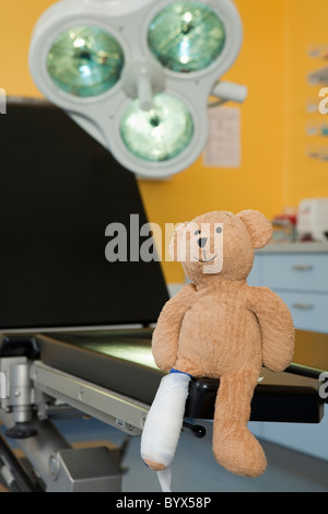 Teddybär mit Dressing auf Sofa Stockfoto