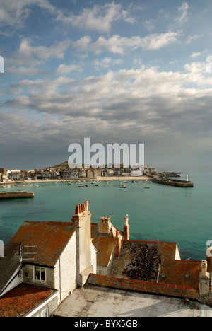 Mit Blick auf die Dächer durch den Hafen von St. Ives, Cornwall, England, UK Stockfoto