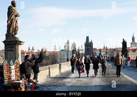 Die historische Karlsbrücke über den Fluss Vitava, Prag, beschäftigt sich mit Künstlern und Touristen das ganze Jahr. Stockfoto