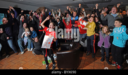 Crawley Town-Fußball-Fans feiern wild wie ihr Team Manchester United in der 5. Runde des FA Cups spielen herausgezogen ist Stockfoto