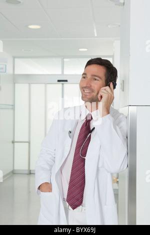 Arzt am Telefon in Halle Stockfoto
