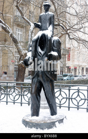 Skulptur Jaroslav Ronas Bronze von Franz Kafka, sitzen auf den Schultern eines kopflosen Mannes, Judenviertel, Prag, Tschechische Republik Stockfoto