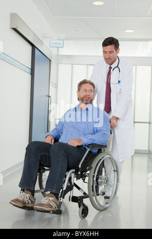 Arzt mit Patienten im Rollstuhl Stockfoto