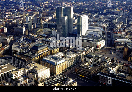 Luftaufnahme der Frankfurter Wertpapierbörse (Deutsche Börse), Palais Quartier mit MyZeil Einkaufszentrum und Hauptwache in Frankfurt Am Main. Stockfoto