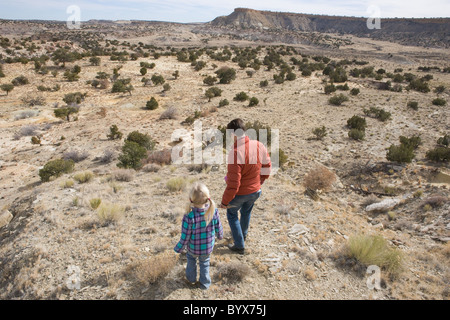 Mutter und Kind spazieren in der hohen Wüste Kuba, New Mexico, auf der Suche nach Fossilien. Stockfoto