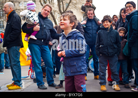 Paris, Frankreich, Große Menschenmengen, Familien, Straßenszenen, Belleville Chinatown, Kinder feiern das chinesische Neujahrsfest Stockfoto