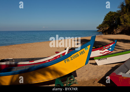 Bunte Yolas entlang Crash Boat Strand Aguadilla, Puerto Rico Stockfoto