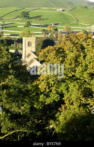 Blick auf den Ort Kirche am Burnsall, wharfedale, Yorkshire Dales im Herbst Stockfoto