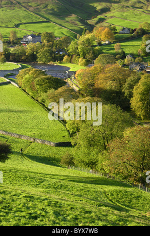 Ansicht von oben Burnsall, wharfedale, Yorkshire Dales im Herbst Stockfoto