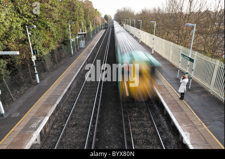 Ewell Ostbahnhof Track und herannahenden Zug Stockfoto