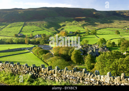 Ansicht von oben Burnsall, Wharfedale, Yorkshire Dales im Herbst Stockfoto