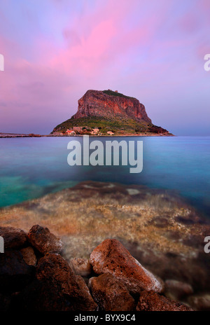 Der Felsen von Castletown von Monemvasia, häufig genannt den "griechischen Gibraltar bei Sonnenuntergang. Peloponnes, Lakonia, Griechenland. Stockfoto