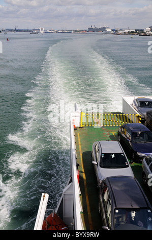 Auf der Suche im Zuge von hinten von einer Autofähre aus Southampton Stockfoto