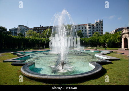 Tagsüber, Bild des kybernetischen Brunnens im Doña Casilda Iturrizar Park, Bilbao Stockfoto