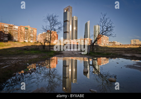 Cuatro Torres Business Area (CTBA) (Spanisch für vier Türme Business Area) neben schlechten Wohnverhältnissen und Ödland Stockfoto