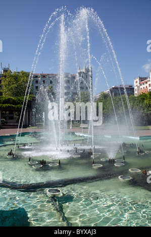 Tagsüber, Bild des kybernetischen Brunnens im Doña Casilda Iturrizar Park, Bilbao Stockfoto