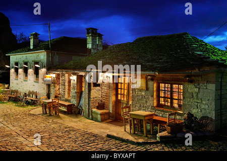 Ein schönes Café-Restaurant im Dorf ("Big") Megalo Papingo, hoch oben in Zagori Region, Ioannina Präfektur, Epirus, Griechenland Stockfoto