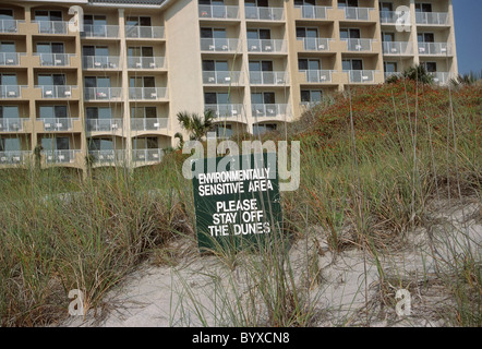 Warnzeichen, die Sanddünen neben Seite Strandresort auf Amelia Island Florida zu schützen Stockfoto