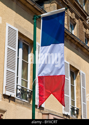 Französische Trikolore in Arromanches-Les-Bains Normandie Frankreich Stockfoto