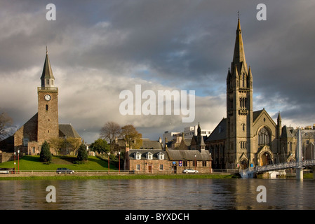 Die Old High Church und die freie Nordkirche überspannen den Fluss Ness Steg, Inverness Stockfoto