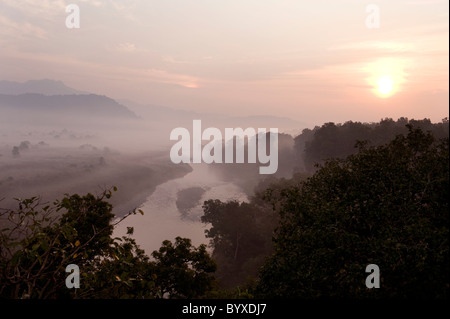 Fluss und Blick auf nebligen Morgen Sonnenaufgang Corbett Stockfoto