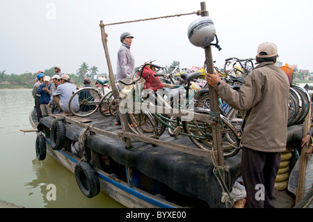 VIETNAM laden Motorroller und Fahrräder zu einem Lastkahn, überqueren den Fluss im Hoi an ein Foto © Julio Etchart Stockfoto