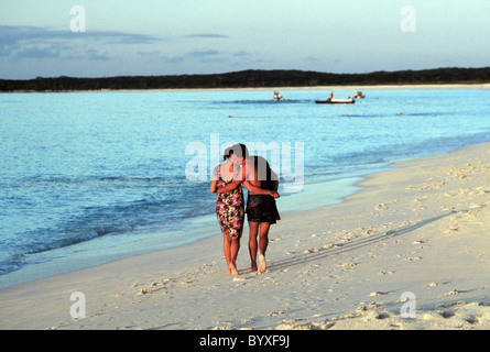 Paare, die am Strand von San Salvador-Bahamas Stockfoto